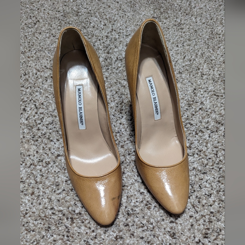 Manolo Blahnik tan patent leather heels size 39